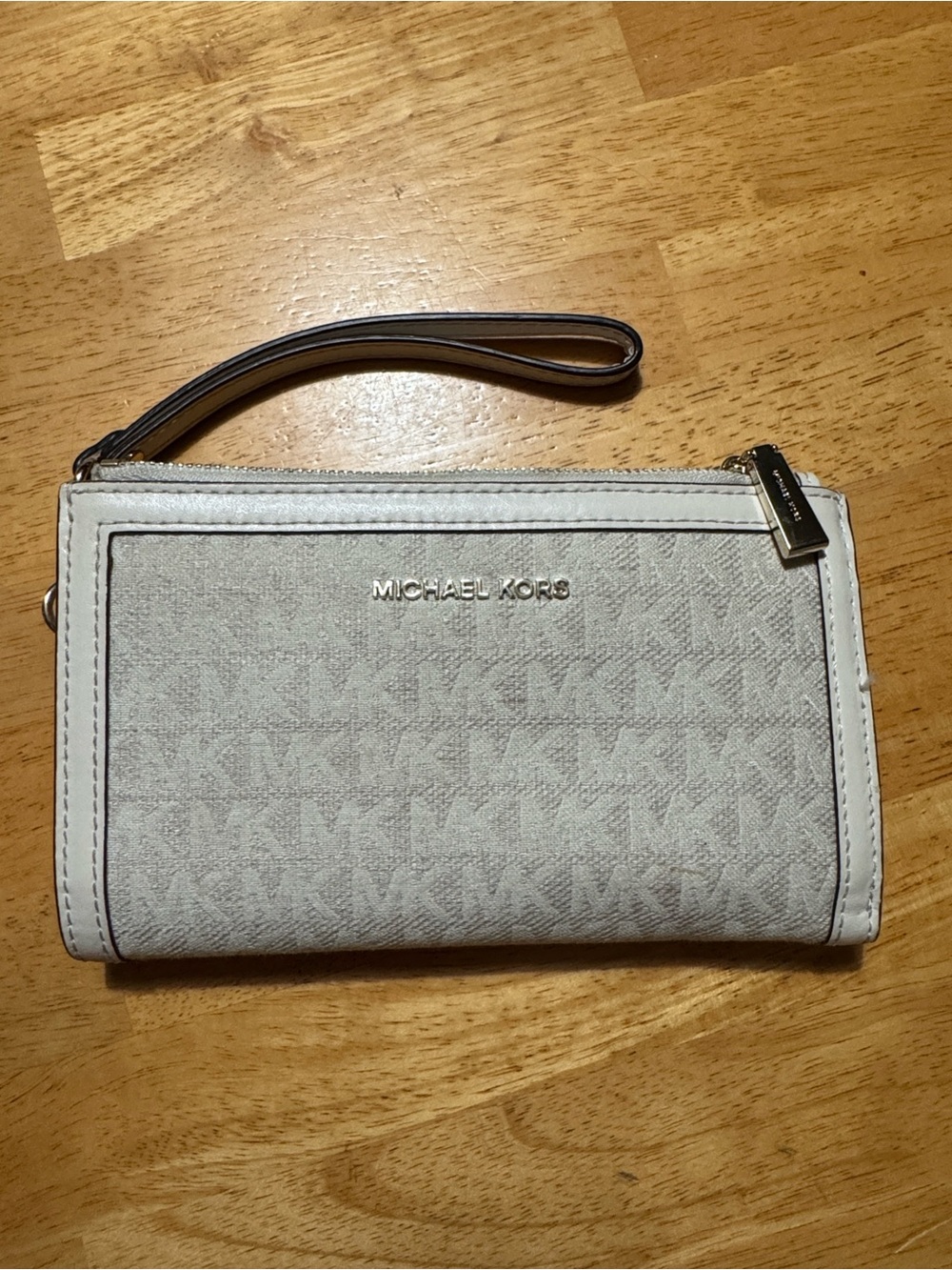 *Flawed* Michael Kors Light Gray Signature Wristlet Wallet